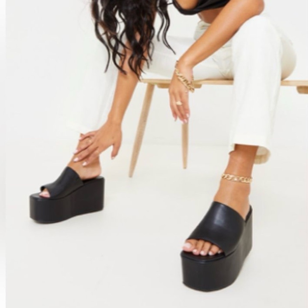 PrettyLittleThing Black Platform Slides